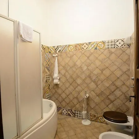 都卡笛卡斯尔蒙特酒店 *