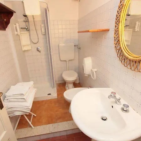 都卡笛卡斯尔蒙特酒店 *